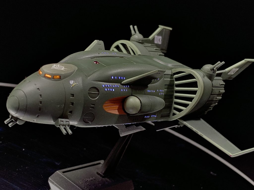 ミサイルベイにはキットのモールドを削り落として、waveの半球パーツを組み込んであります。エンジンパーツは元のデザインを崩さないようにモールドを追加してあります。また、砲台の砲身は真鍮パイプに換装してあります。