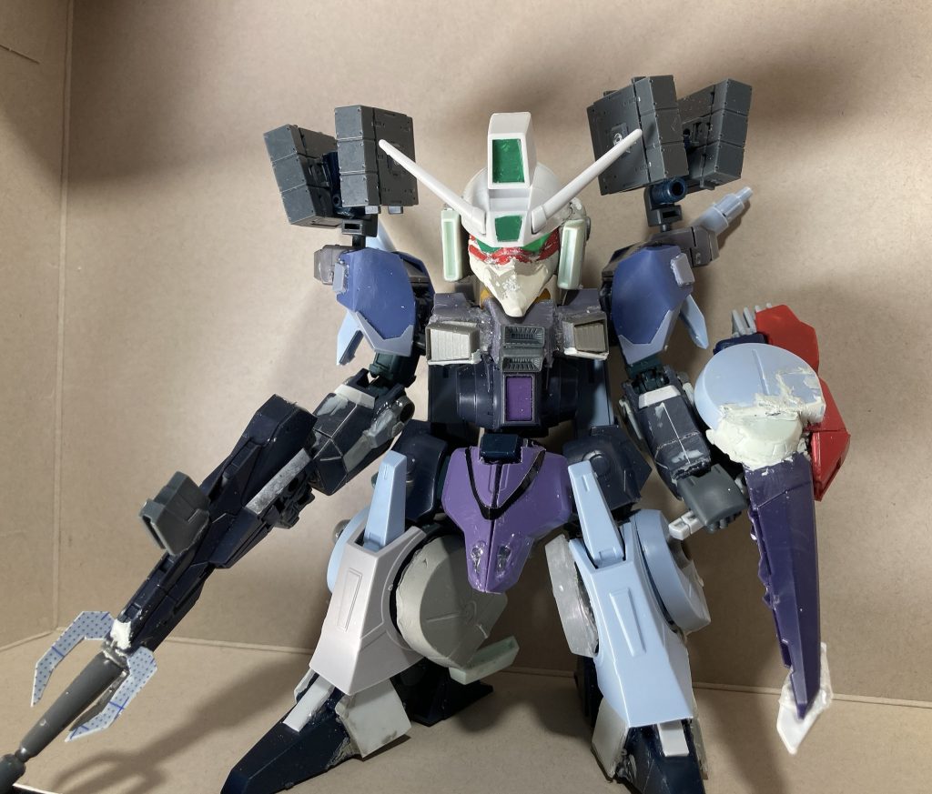 サフ前の写真です。頭は凌統ガンダムを軸に、下半分はビルドバーニング。フェイスはネクスエッジを複製して芯にしてます。身体はシルヴァバレトを軸にしてますが、上半身の内部にEGガンダムを仕込んでいます。腰アーマーはゼルトザームから。肩はコトブキヤのエクステンドアームズ08 腕はシルヴァバレトサプレッサーを加工脚はシルヴァバレトを加工。脛の外側のスラスターを加工し、複製して内側に使ってます。ライフルはユーラヴェンを軸に加工、シールドの丸い部分はシルヴァバレトの脛の内側