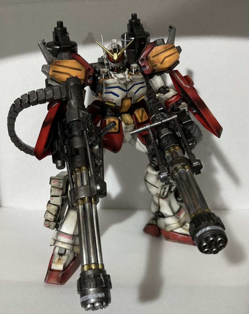 後述しますが知識不足による事故もあって、2機目を購入し完成させています。ガトリング2丁持ちさせたかったのですが、握りの位置の都合上改造しないと困難だったので断念。せっかくなので構えさせてみてます。プラ板工作ができるようになったら再挑戦してみます。