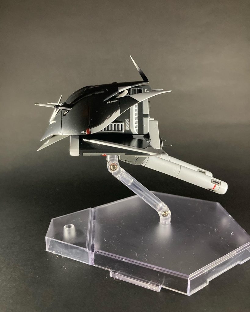 純正のメガ粒子砲は好みではなかったので、プラ棒とプラ板で新規作成。下部のプロペラントタンクはHGシナンジュから拝借してきました！