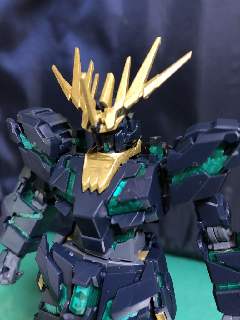頭部アンテナ、胸部装甲も塗り直して落ち着いた色味のゴールドにしています
