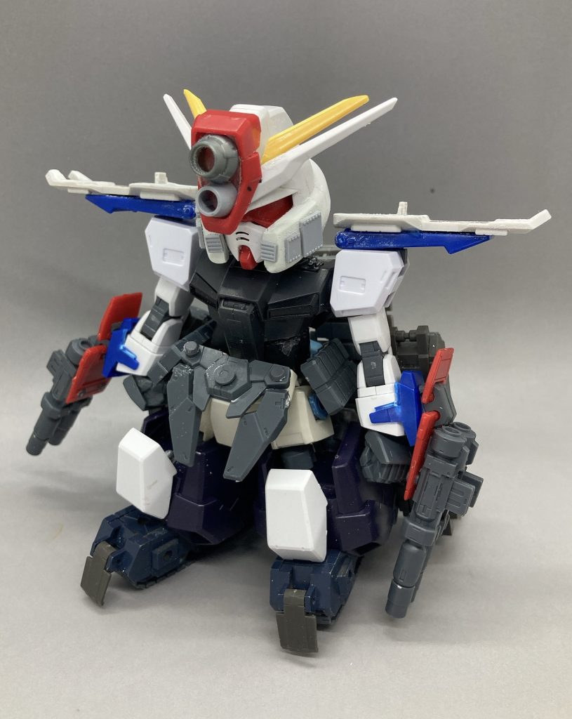 塗装前。使ってるパーツがよくわかると思います。頭はBB戦士インパルス、フェイスはビルドバーニング胸はドライオン3で腰はセラヴィーシェヘラザードに30mmのパーツ肩はBB戦士ダブルゼータ、腕はHGガンダムAGE1スネはAGE3フォートレス 、スリッパは陸戦用アルト