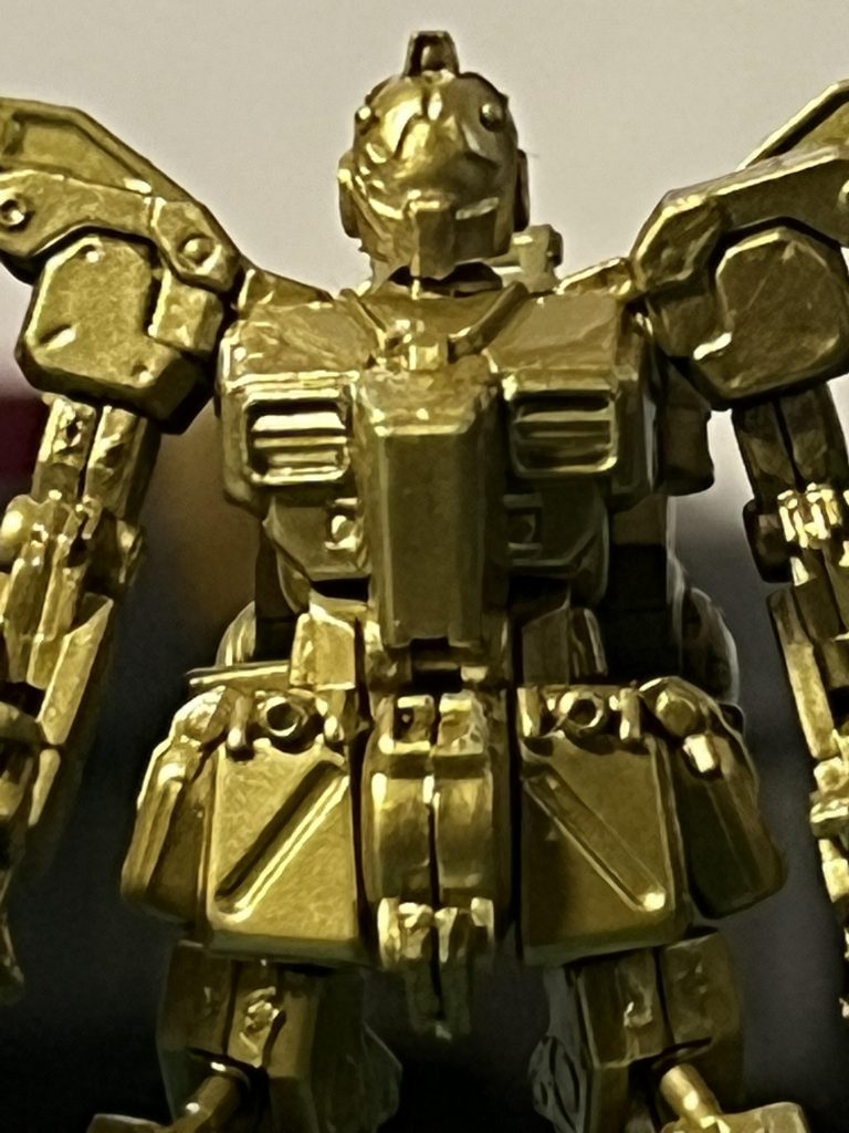 アップ正面先日投稿した、ウィングガンダムゼロEWの合間に作りました。塗装が乾く前に触ってしまったので、変な跡ができてしまいました。