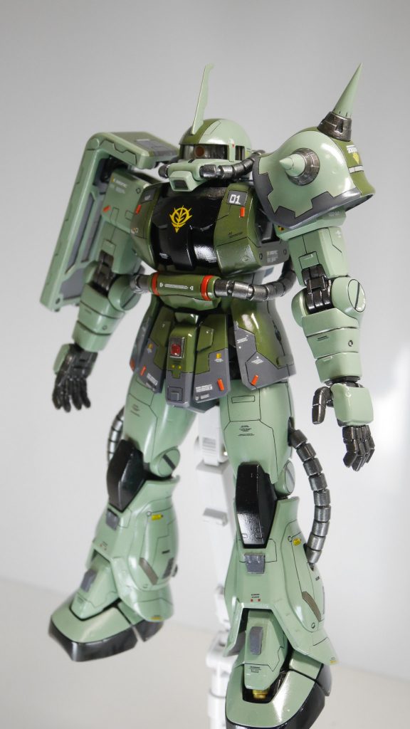 配色は水性タミヤカラーで元キットに近い色にし、光沢仕上げにしました。各所にレッドチップやラピーテープ+レジンで差し色をしています。