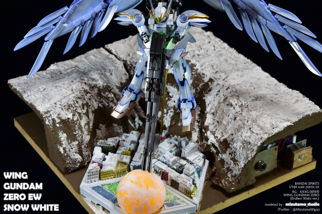 ジオラマの市街地部分には、カスタマイズシーンベース(市街地ver.)を使用することで、高さ制限に対して遠近表現を目一杯行っています。ラッカー白サフ、エナメル筆塗装を行った後、タミヤ情景ペイントの雪を用いて、クリスマス感を高めています。