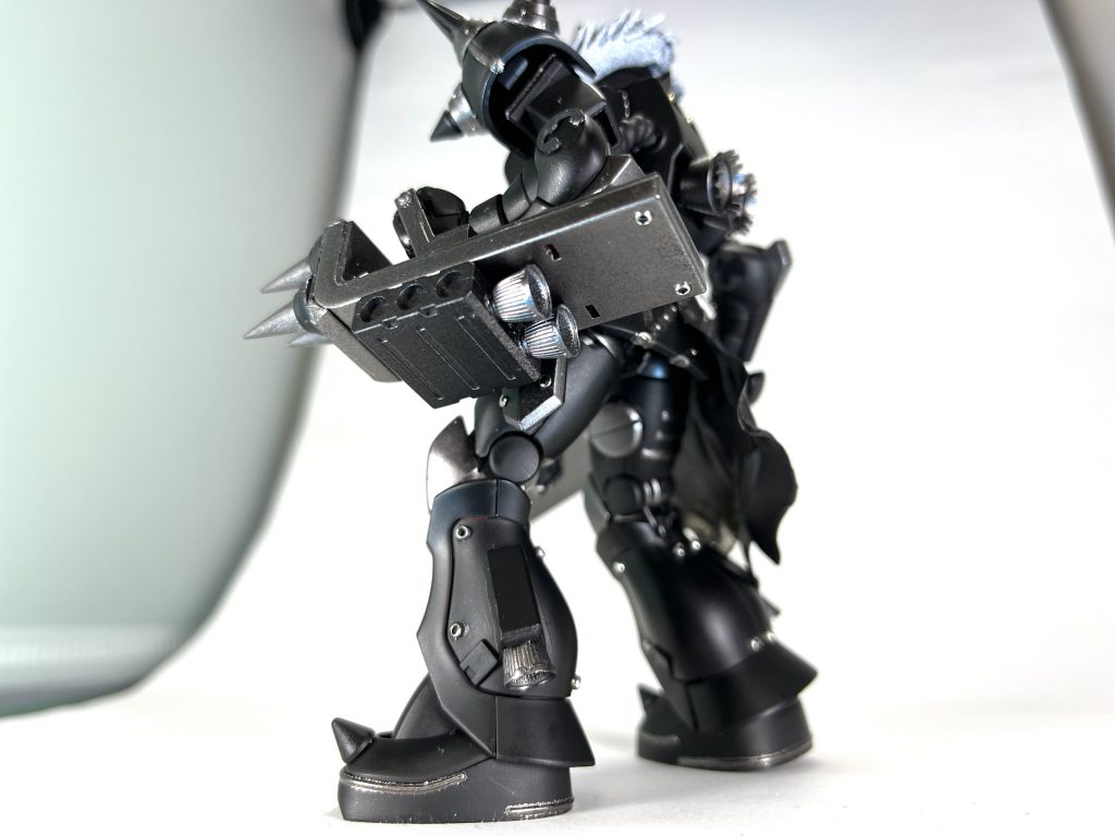 左手には全ザクの憧れ、スパイクシールドをミキシングで作成。ブースターが付いているので、殴る時つよいです。脚部にはプラ板を箱組みしてブースターを追加しました。きっと速く動けるはずです。スコールがモチーフなのでスタイリッシュにしたくて、脚部の動力パイプはオミットしましたが、きっとなんとかエネルギーみたいなのは足りてくれると祈ってます。 