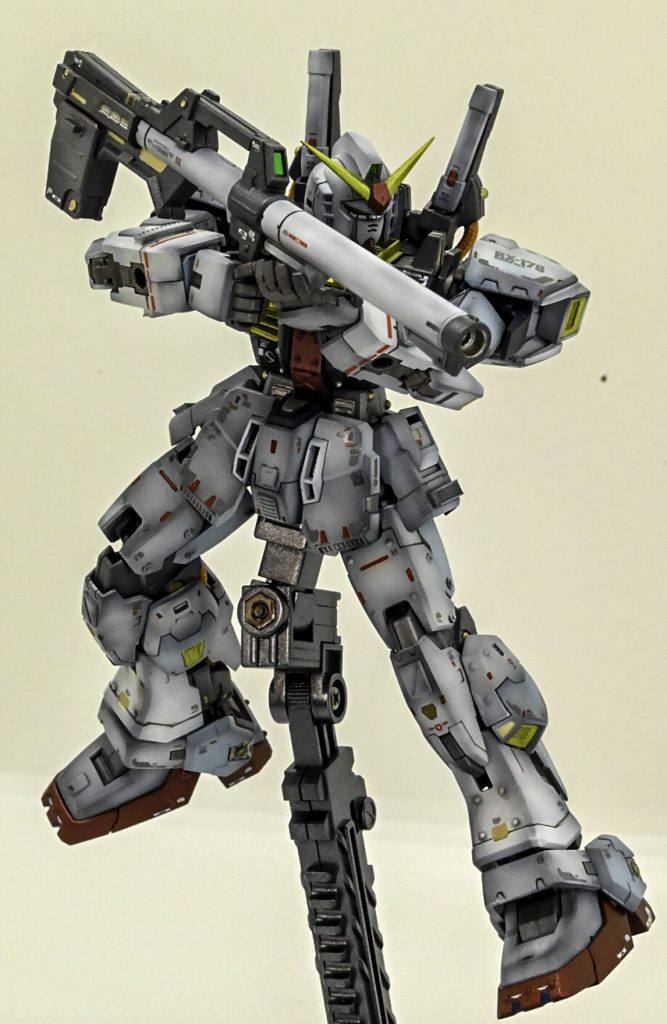 ハイパーバズーカを構えた今回一番お気に入りの写真です。塗装のため関節が渋くなっておりポージングに苦労しました。そんな中撮れた写真です。少しでも角度が変わるとかっこ悪くなります(笑)。