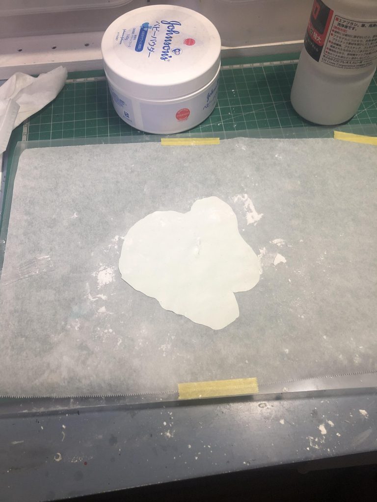 エポキシパテをベビーパウダーたっぷりつけながら、うす〜く伸ばしました。パウダーの匂いがキツかった、、、。😭