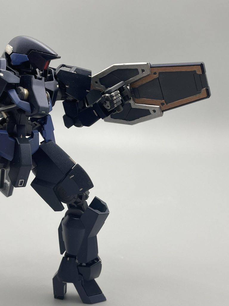 シールド裏にもモールドがあったので頑張ってエナメル塗装しました。