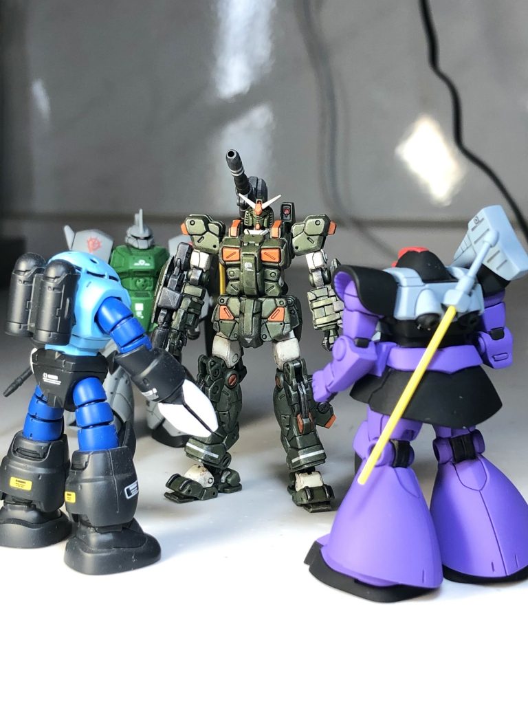 悪のジオン軍団に囲まれたフルアーマーガンダム。