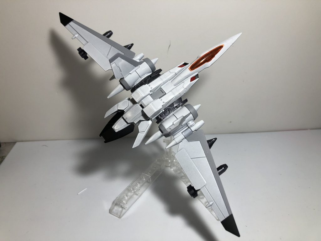 ライザーストライカー単体だとこんな感じになってます青だった部分を何色で塗装しようか悩みましたがセミグロスブラックと、差し色として赤色を使いました