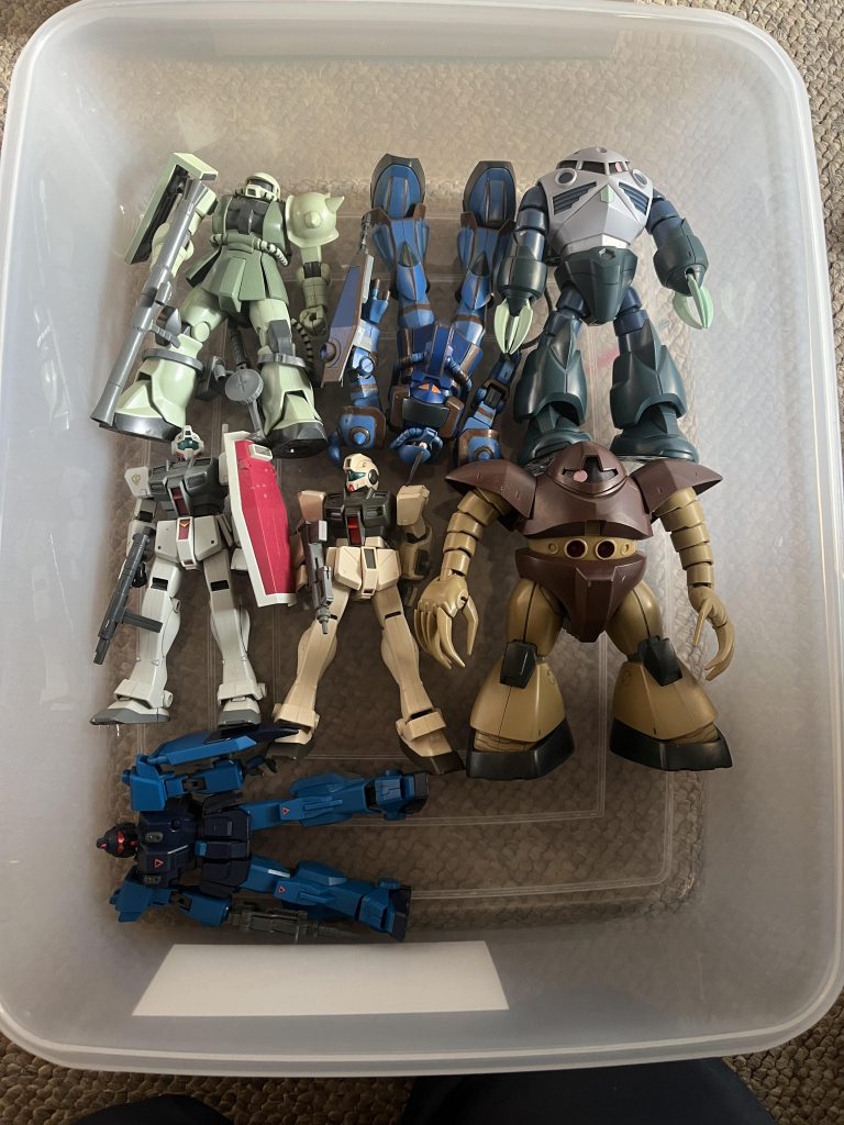 新しく用意したのも一つが結構大きいので、まだまだ入りますね。骨董品はいっぱいあるので、ちょっとずつ移動させようと思います。