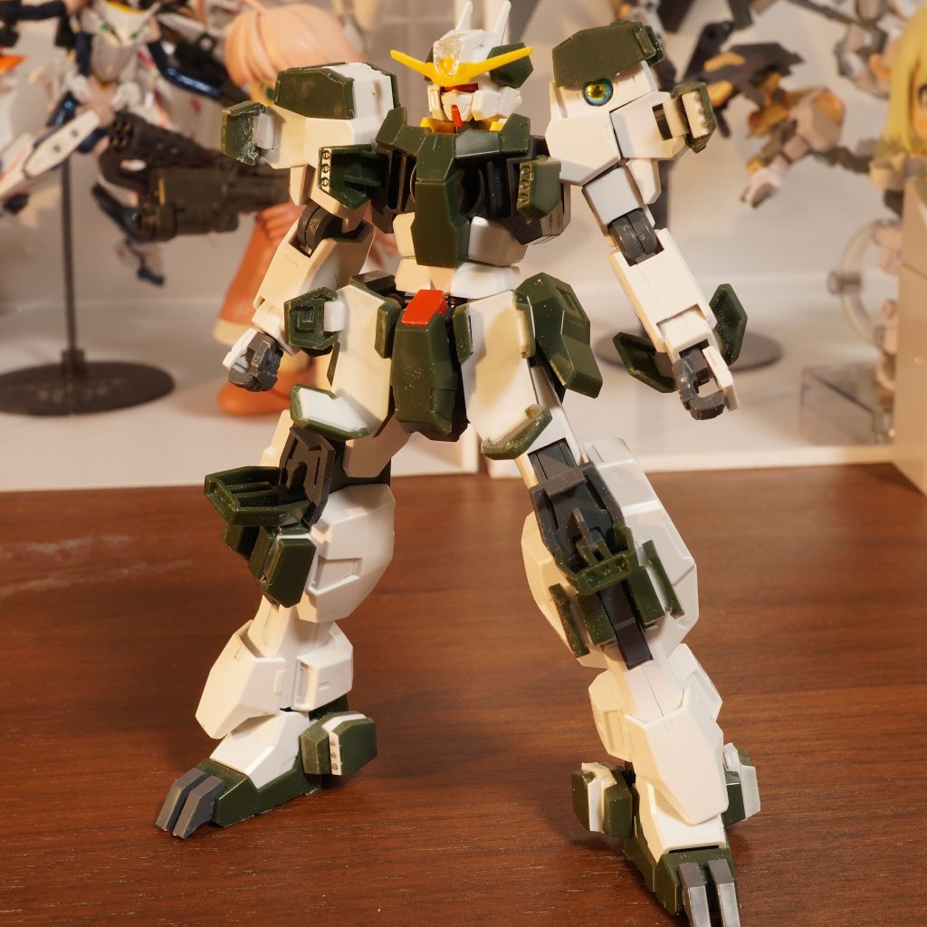 脚部のミサイルハッチは磁石でスペーサーをはめることで対応しています。その他は差し替え無しで展開できます。