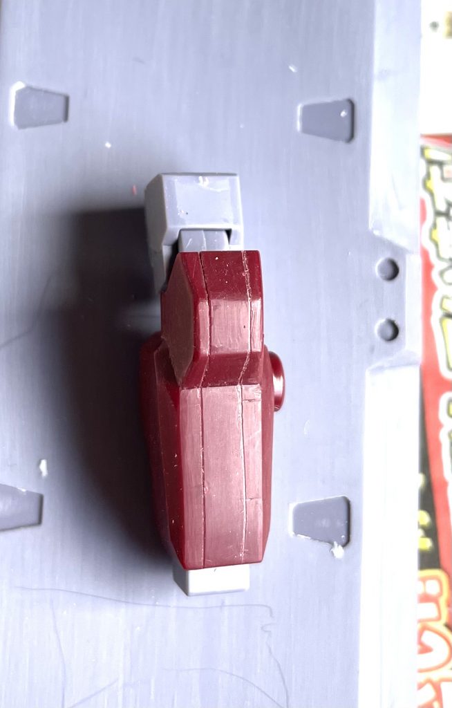 合わせ目を活かしながらスジボリをしました。この他にはふくらはぎパーツも同様のスジボリをしました。肩パーツは合わせ目消しを実施(メイン写真参照)スカート部分はスジボリを追加しました。