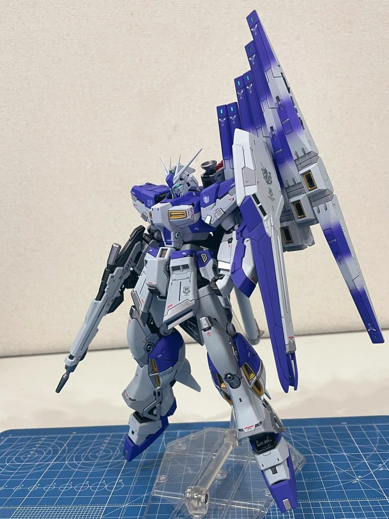 目はブラックライトに反応するように塗装し、シールドはスパロボαのデザインを踏襲したカラーリングに。ファンネルのグラデーション塗装初めてしましたがギリギリ合格というところでしょうか。