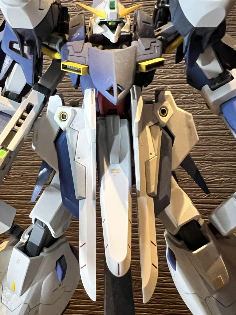 モノアイはHIQパーツさんのVCドームに交換。胸部に筋彫りやプラ板でディテールを追加しました。胸部先端にもモノアイを追加してるんですが見えないですね😅腰部増加装甲のスプレッドビーム発射口はメタルパーツでディテアップしてます。