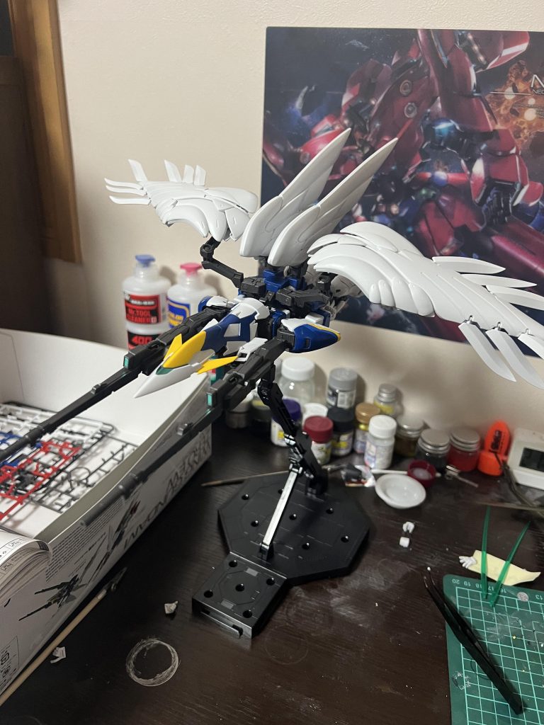 ネオバードモード(大気圏外)。変形は破損などが怖かった為、デカールを貼る前のみです。初めてMG作品の投稿をしました。最後までご覧いただきありがとうございました。
