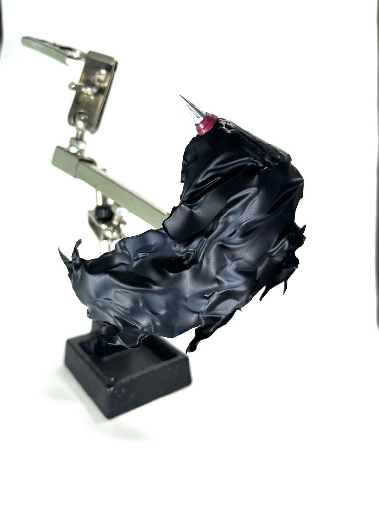 完成したマント単体で。スパイクがついてる部分は折りたたんだり成形しまくってるうちに穴が空いてしまった部分を隠すために取り付けました。 