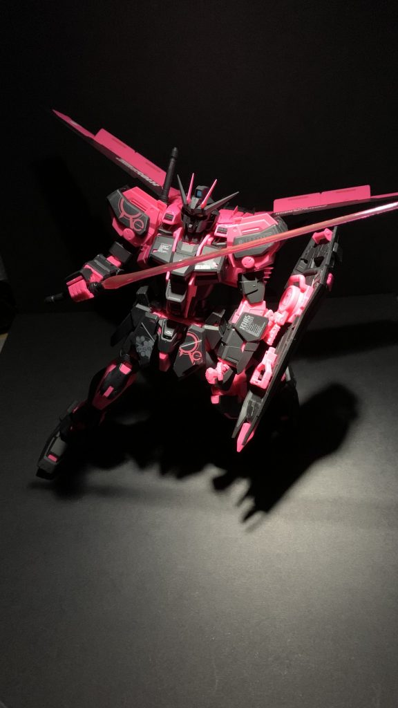 暗い中背景と照明で凄く良い感じに見えます。