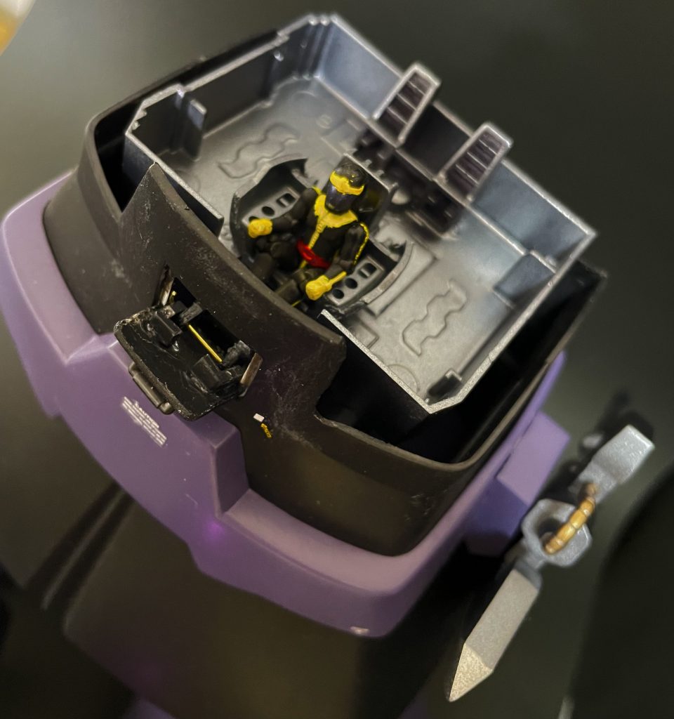 食玩マイクロウォーズのパイロットを乗せてみました。ややオーバースケールですが、雰囲気重視で👍