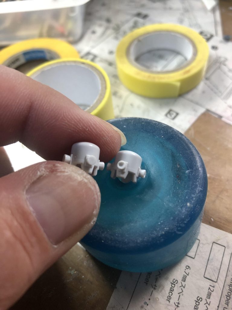 タンク先端部のバーニアのディテールが完全に埋まってるのでドリルで軽くさらってあります。これだけで見栄えが全然違って来ます。