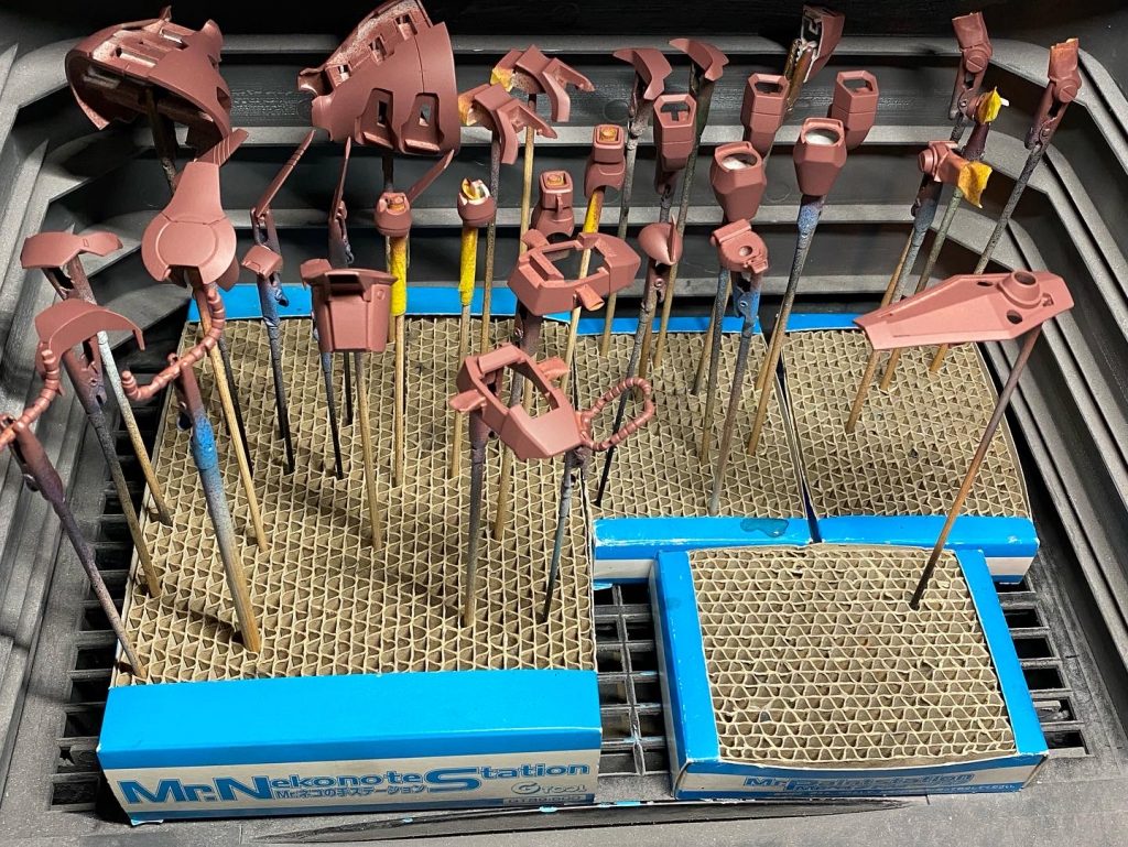 ボディカラーの下地色は、ブラウン系のサーフェイサーを使用。