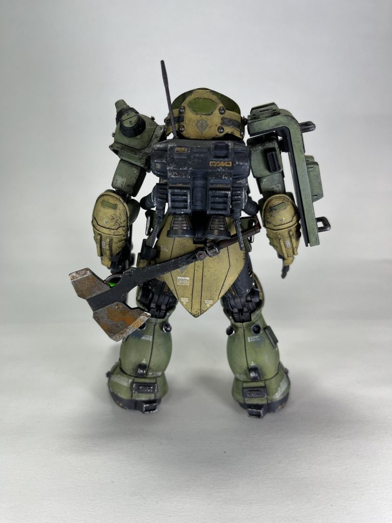 背面から。バックパックはオリジン版の高機動ザクから移植。ブースターはコトブキヤのものに替えてます。腰部には近接格闘用のハンドアクスを装備。ヒートホークでもよかったのですが、こちらの方が無骨な感じがしてカッコいいと思ったのでメルカリでポチポチしました。鉄血系の武器らしいですね。脚部モはブースターを追加。膝裏のやつはピアスの台座です。たくさんつけてるのはリーダー機ということで、戦場のいろんな場所に動けるようにという設定です。