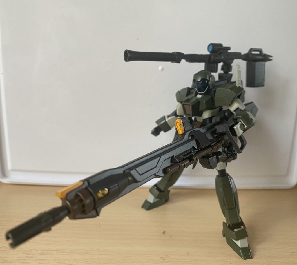 メイン武装の100分のIアグニですめっちゃでかいですバックパック右にタンクがついていてそこからエネルギーを供給してます