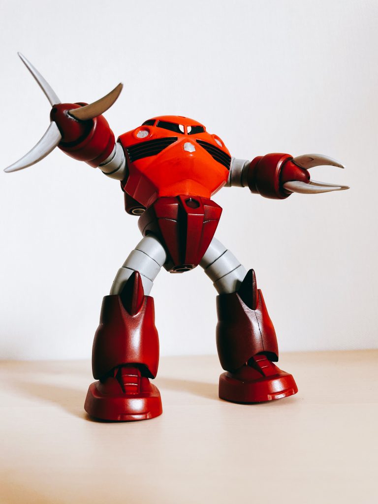 旧キットはパーツがあと組みしようとすると加工が大変なので、マスキングを何度もやるのが大変…先にグレーのところを塗っておき、全体に白サフしたあと、濃い赤の部分以外をマスキングして黒サフし、全体にイタリアンレッドをスプレーしています。最後の方に赤のスプレーが切れたのですねパーツはムラが…すねの合わせ目が塗装の時に割れてしまいました。なんでだろう?修正は大変なので、片付けたあと筋彫りしようかなぁ。