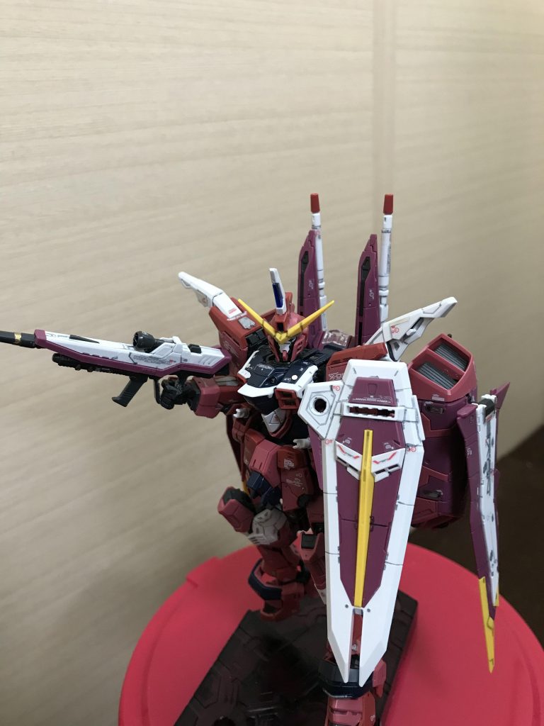 優しい手にすがる子供の心を燃えさかる車は振り払い進む逝く人の嘆きを奏でてギターラ胸の糸激しくかき鳴らして