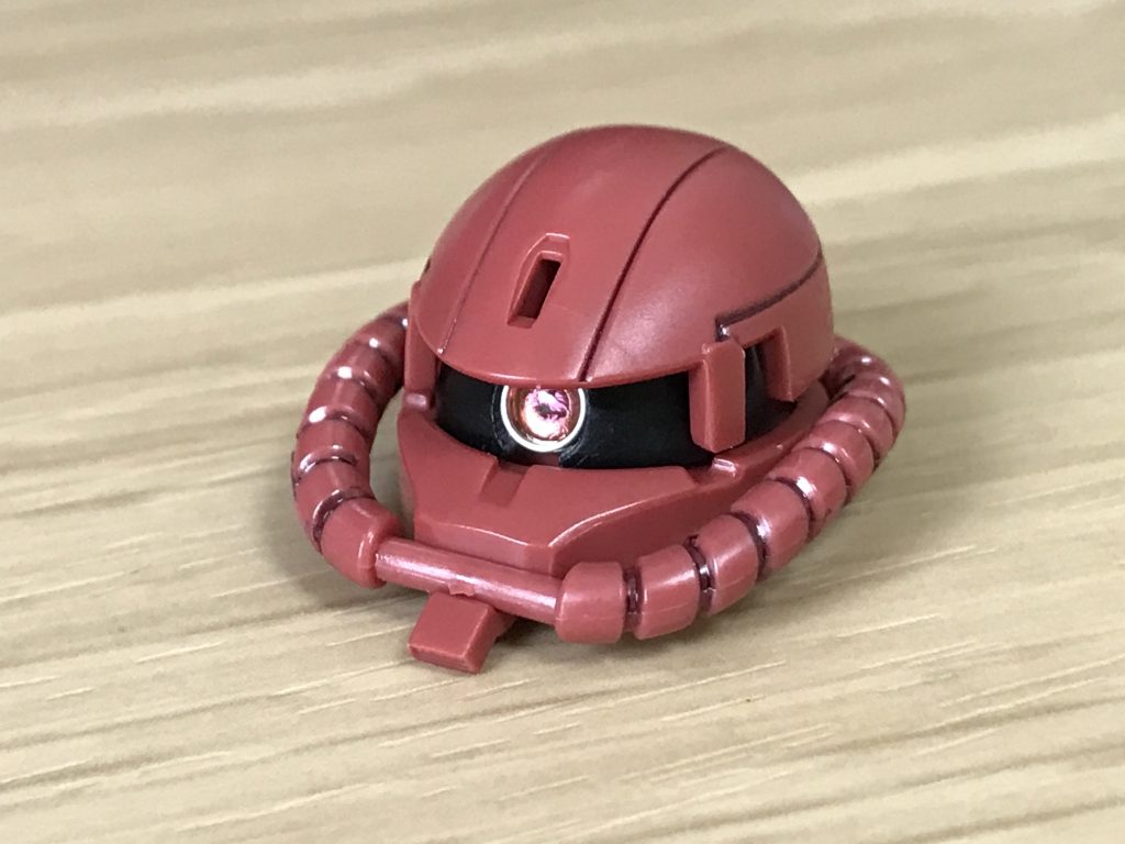 頭部の黒いパーツはつや消しブラックで塗装、モノアイにメタルパーツを組み込みました。
