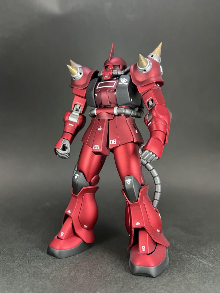 武装なし素立ち塗装はサーフェーサーエヴォシルバーをベースに、濃いレッド:GXメタルブラッディレッド→クリアレッド薄いレッド:GXメタルレッド→クリアレッドを吹いて、最後につや消しトップコートしたらこうなりました。お手軽マッドキャンディ塗装、みたいな？