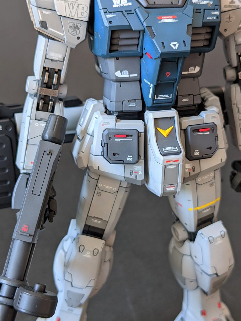 マイナスモールドを各所追加し情報量をアップさせ、レッドポイントも使いすぎないように要所に設置しました。