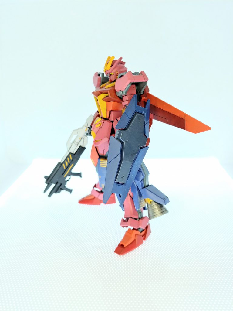 軽量型対ビームコーティングシールドは標準のストライクガンダムよりも防御面積を減らし、厚みを増して防御性能を補っている。