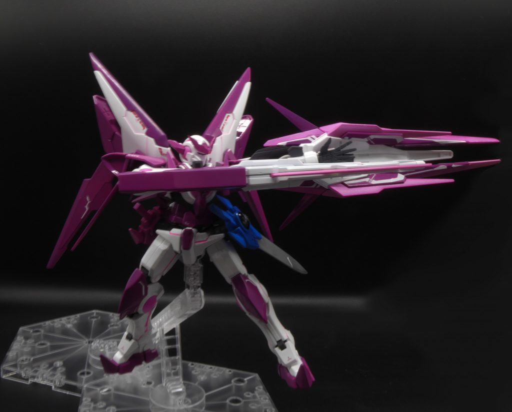 シールドの向きを逆方向へ向け側面のパーツを展開し、シールドを弓へと見立てて放つ必殺技的なものですアメイジングGNシールドを見た時から、これ弓っぽくできるんじゃ…？と考えていた結果がこれです