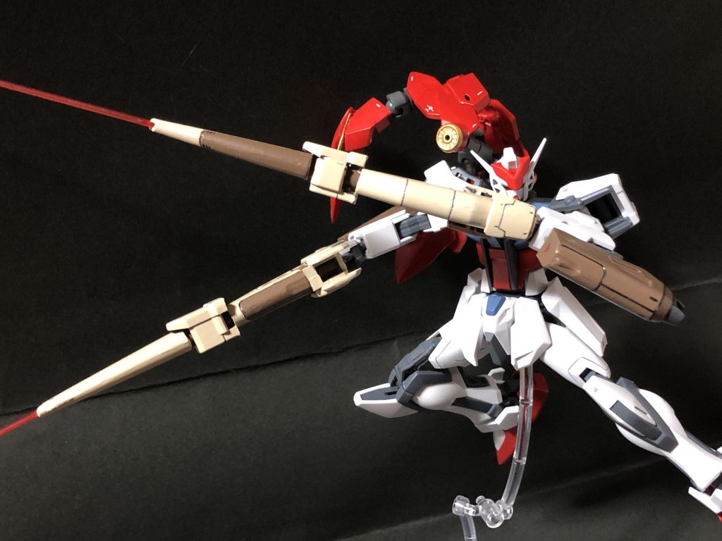 出力調整でのサーベル発振も可能で、レッドコートは格闘戦時にはフレキシブルバインダーになり、インファイトでの挙動をアシストする装備になります