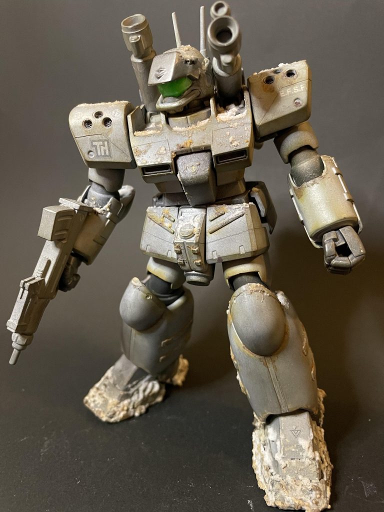 全体を前から撮影。雪、特に足元の雪に泥を混ぜてみました。全体的に氷が張っているように塗装。際にはサビを塗装して雪にさらされてる様子を表現してみました。