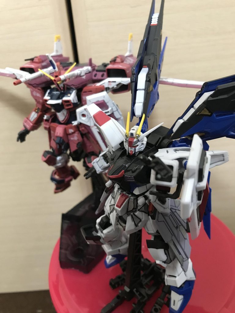 〈クサナギに掴み乗ろうとする2機〉