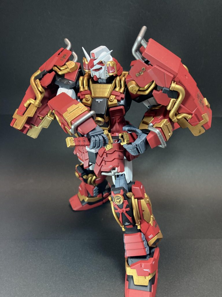 あんまり動かすと塗装が剥がれそうで控えめなポーズ。ゴールドもシルバーも発色がキレイで塗りやすかったです。トップコートはつや消しで。