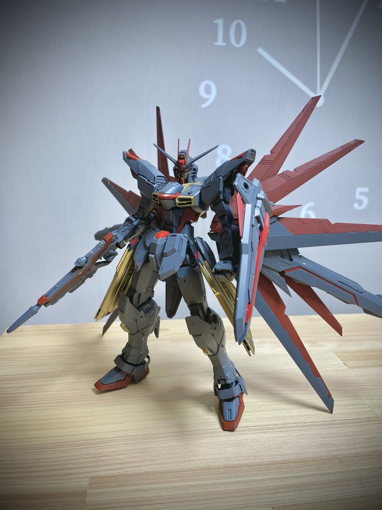 ウイングを逆さにすると、なんと見た目の良さもキープしつつ自立するというファインプレー。ゴールドの差し色が完全勝利