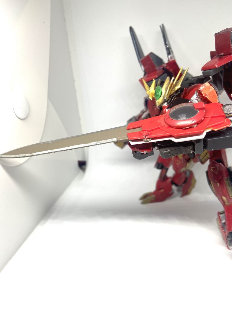 武装解説GNソード 左腕部に装備された折りたたみ式の剣エクシアやダブルオーライザーのものと同様、剣の表面に粒子を乗せることで切れ味を強化している。