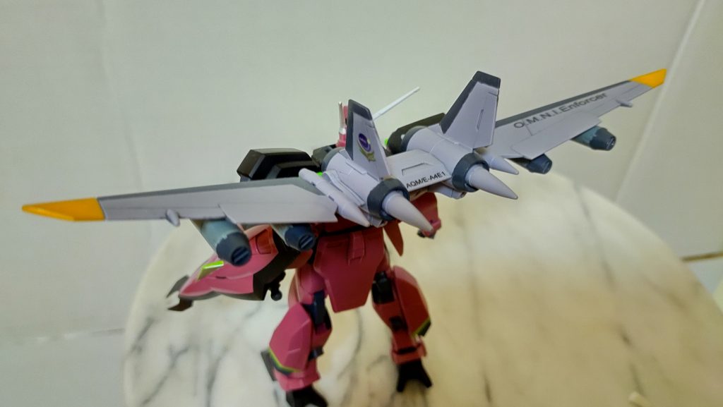 背面です。左尾翼に連合マークを貼っていますが左腰にも貼ってしまったのはミスです。どちらか逆にした方がよかったでしょう。御存知のとおりジェットストライカーの翼は本来もう1段階可動軸があるのですが、多分それをやるとミサイル等懸架することに耐えられずへたってくるので敢えて非可動にしたのかなぁと考えました。