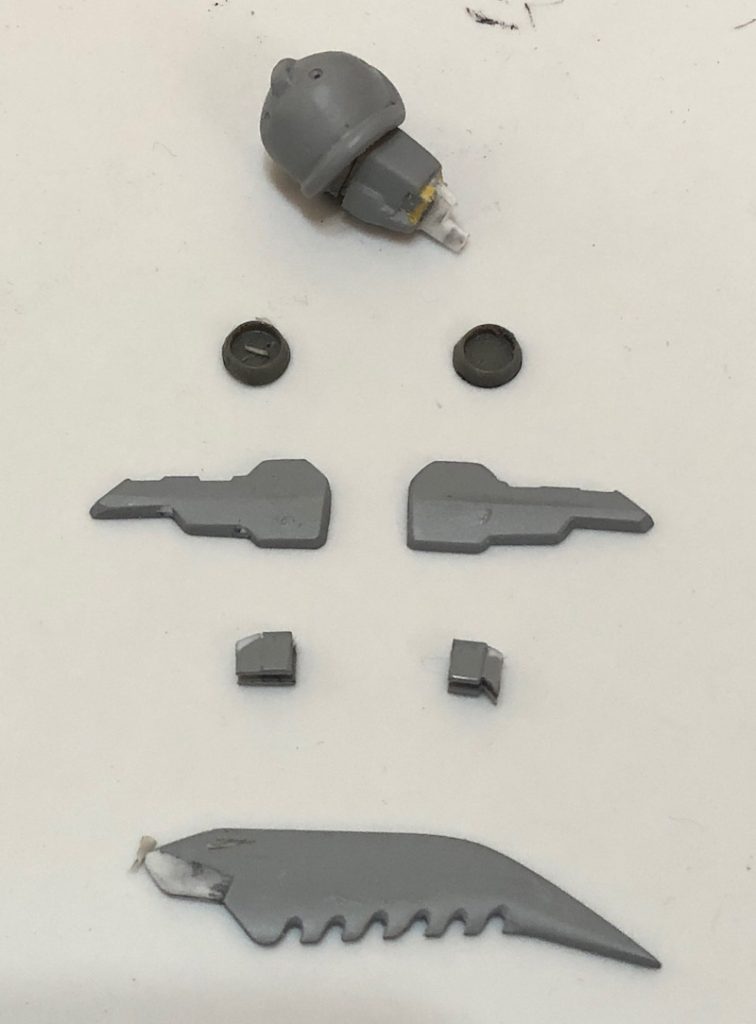 腕はプラ板で自作