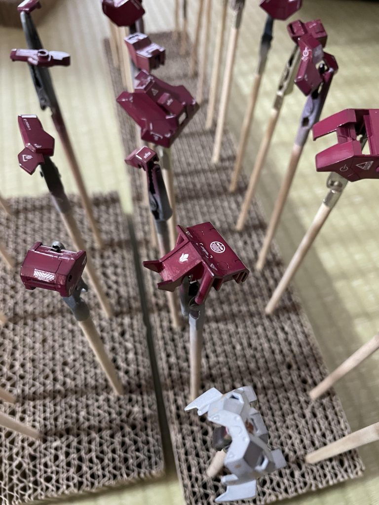 転写デカール、エッジ部分のウェザリング作業後に水性カラープレミアム光沢を使いエアブラシで塗布。エアブラシの作業は2回塗布。