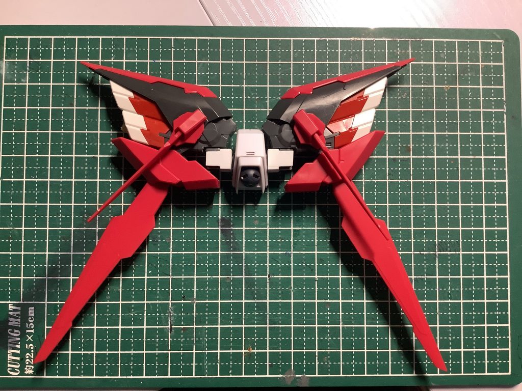 そこからフォロワーさんのガンプラを見てダークマターブースターいいなと思い採用。ボリュームが足りないなと思い似た形のシナンジュのバックパックを合わせたらなんとシンデレラフィット?で完璧にマッチしてくれたのでした!ちなみに接続パーツはパワードアームズパワーダーのパーツを基にサイズが合うようにプラ板で調整しています。