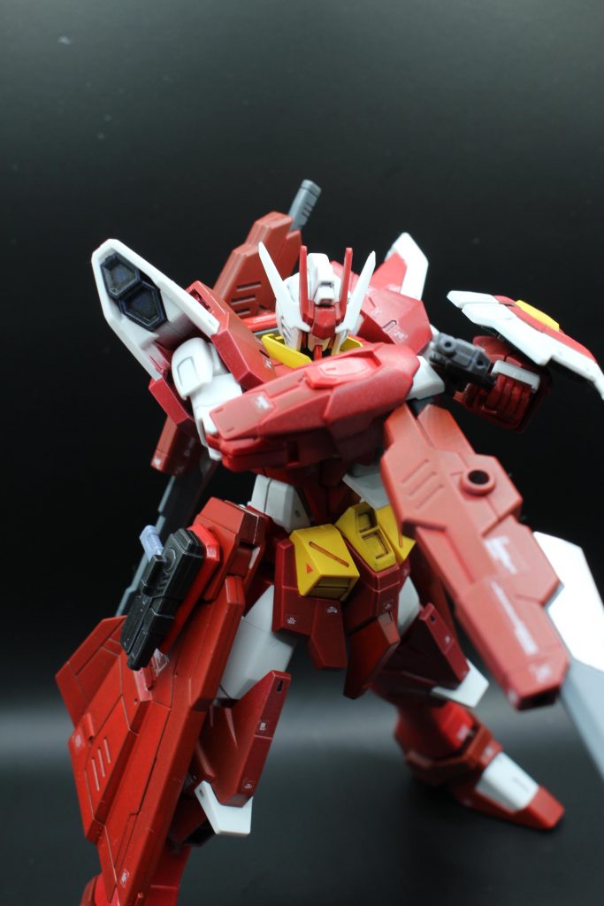 腰のレールガンはバーニアとして加速するための機能を強化しており、本来のガン機能はオミットされています。近接格闘戦での加速に重視した装備で徹底しています。