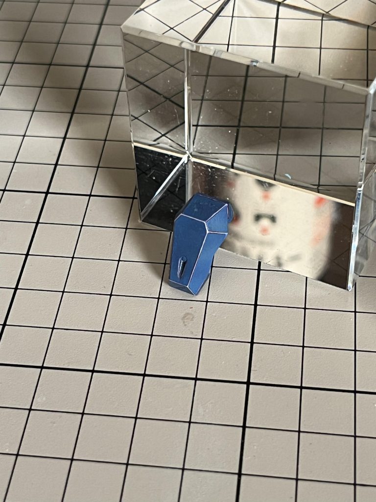 エッジをデザインナイフでカンナかけ