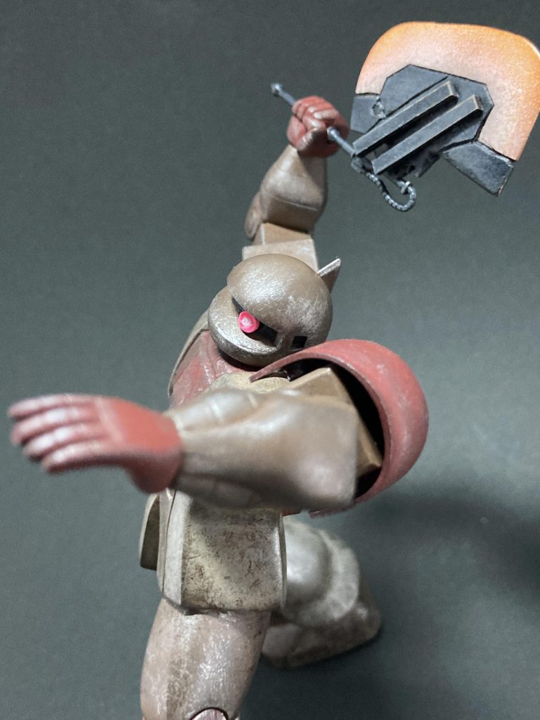 別角度ヒートホークは刃の部分にランナータグで作ったプラ板を足し、パテ盛り削りで形を作り自作しました。🪓切りかかる瞬間の躍動感を出したかったワケで御座います♨️(  ◜ω◝ )🍵