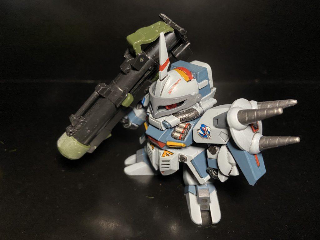 各部の赤とオレンジはいい差し色になったかと思います！工作的には右肩のスパイクを市販パーツに変更•増設。合わせ目消し、モノアイを100均のキラッとシールに変更したくらいです。ちなみにバズーカはガチャのを持たせただけです^ ^