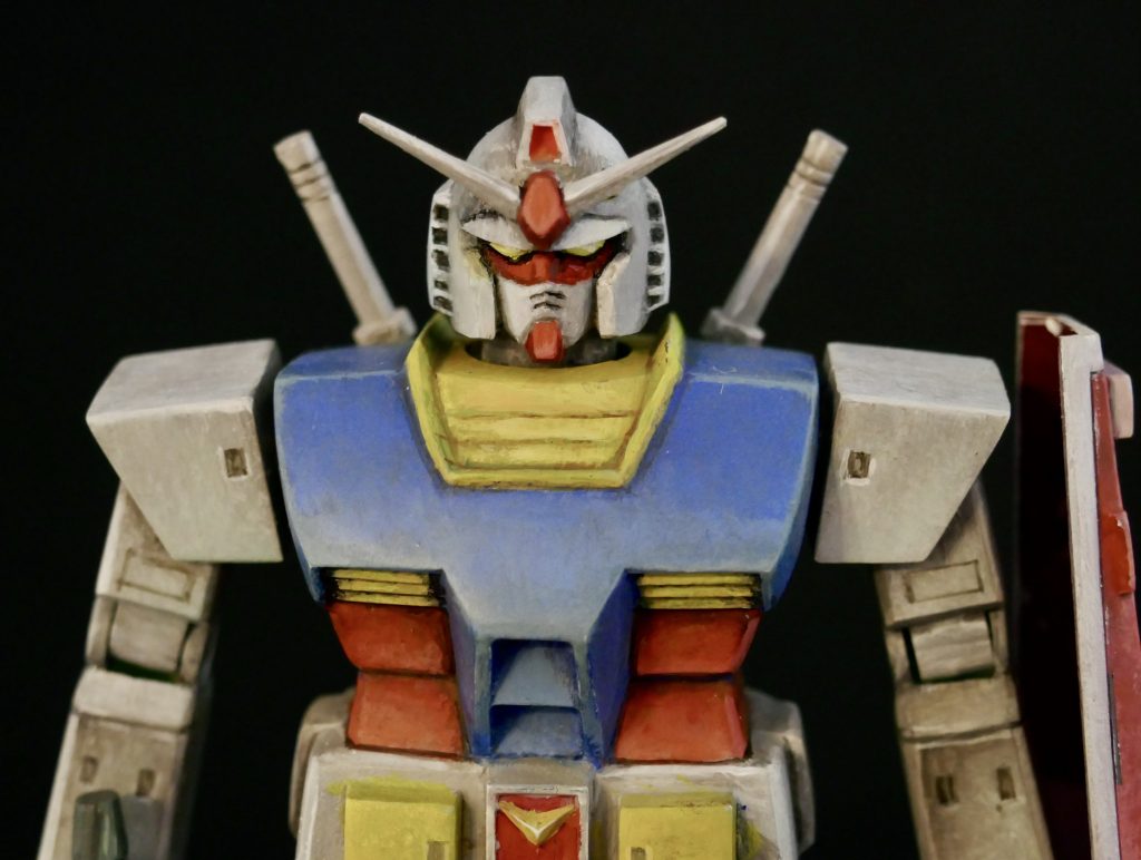 頭部はデザインナイフで削り込んでシャープな造形にしています胸の青い部分は青から白へのグラデーション塗装を施しています